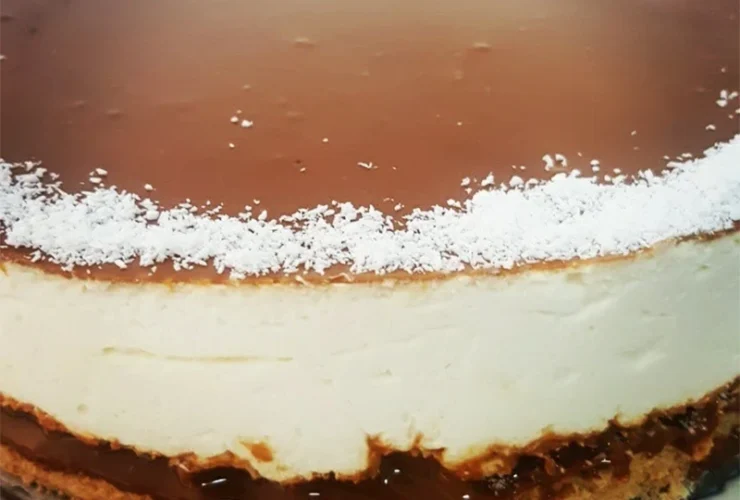 עוגת מוס אלפחורס חלומית עם שוקולד לבן וקוקוס